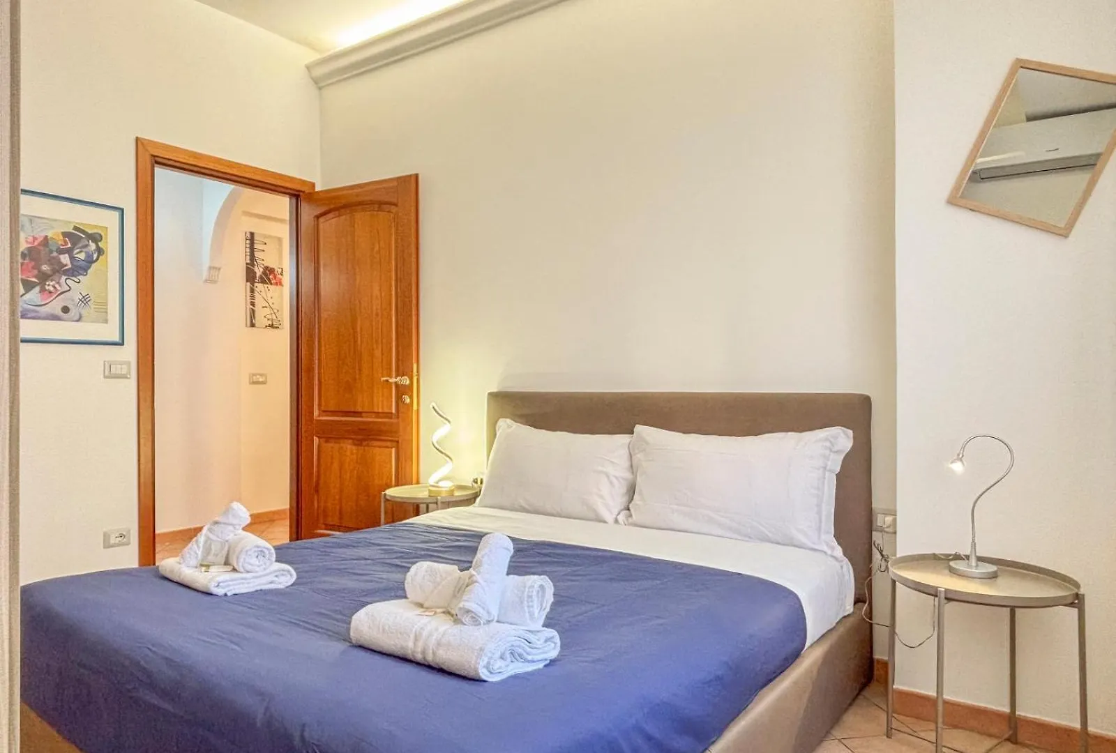 Porta Maggiore - Cora Charm contacts